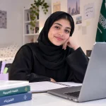 طالبة سعودية في أجواء دراسية уютуют